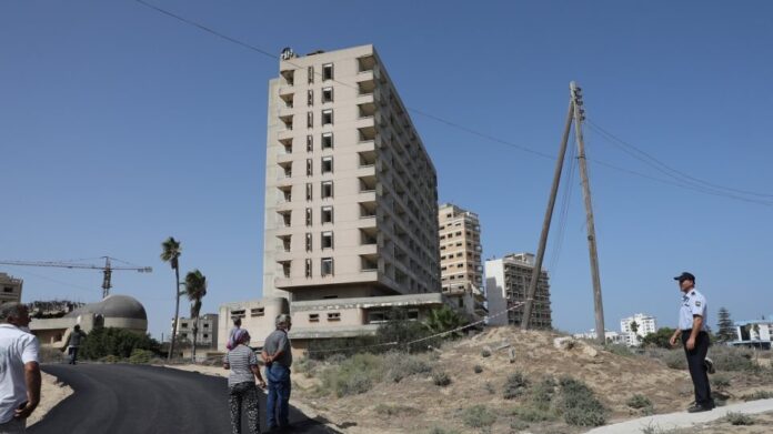 Μαρτυρία δημοσιογράφου: Θαμμένοι σε αυλή σπιτιού στα Βαρώσια δύο Ελληνοκύπριοι στρατιώτες