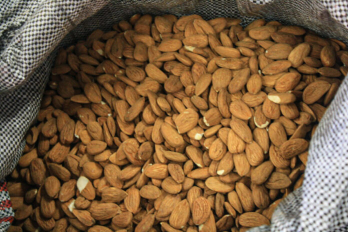 Καβάλα: Έκλεψαν από αποθήκη 30 σακιά με αμύγδαλα και συνελήφθησαν