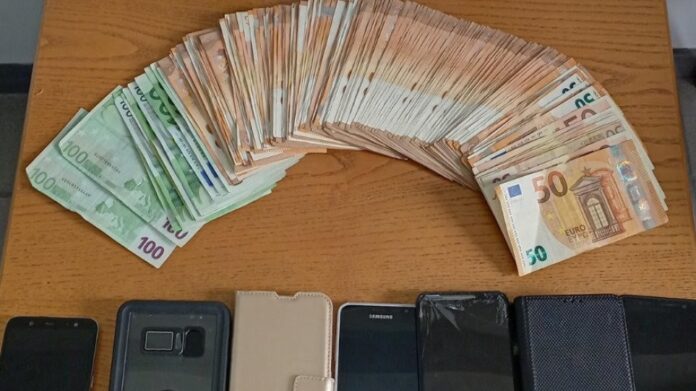 Παρίσταναν τραπεζικούς υπαλλήλους και εξαπατούσαν τηλεφωνικά πολίτες – Έκρυβαν €250.000 στα σπίτια τους