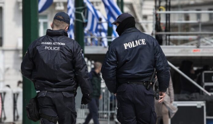 Βύρωνας: Ληστές προσποιήθηκαν υπαλλήλους της ΔΕΗ και έκλεψαν από ηλικιωμένη 15.000 ευρώ, 40 χρυσές λίρες και χρυσαφικά