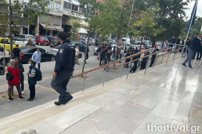 Θεσσαλονίκη: Συγκέντρωση αντιεξουσιαστών έξω από το Δικαστικό Μέγαρο (φωτό)