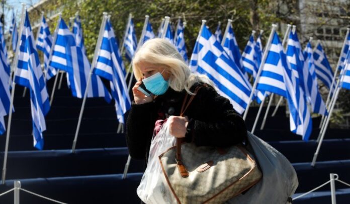 Ιωάννινα: Συνέλαβαν γυναίκα που είχε απλώσει και πουλούσε σημαίες