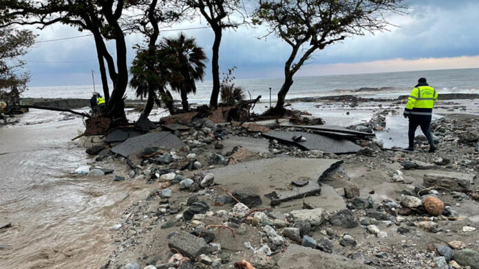 Κακοκαιρία «Αθηνά» – Εφιάλτης στη Βόρεια Εύβοια: Πλημμυρισμένα σπίτια, ισοπεδωμένοι δρόμοι, μεγάλες καταστροφές-(ΦΩΤΟ-VIDEO)