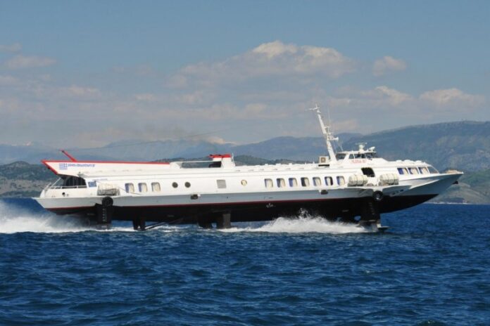 Μηχανική βλάβη σε flying dolphin με 75 επιβάτες