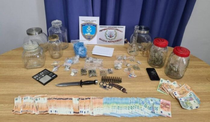 Τρεις συλλήψεις νεαρών για ναρκωτικά και όπλα στο Ίλιον