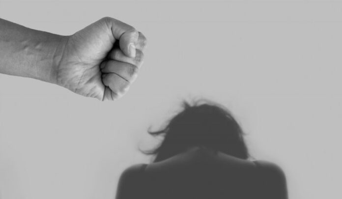 Σε αργία έθεσε η Κεραμέως τον καθηγητή από το Μοσχάτο που παρενοχλούσε μαθήτριες