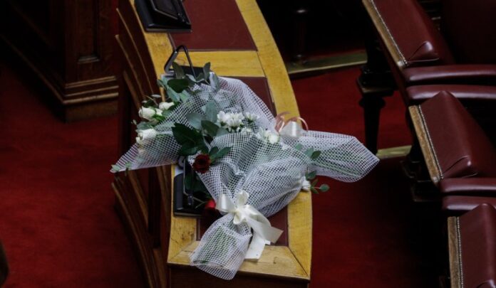 Ανθοδέσμες στο έδρανο της Φώφης Γεννηματά – Συγκίνηση στη Βουλή (ΦΩΤΟ)