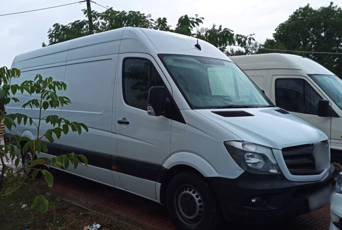 Ροδόπη: Διακινητής δεν σταμάτησε σε σήμα αστυνομικών και το όχημα του βγήκε από τον δρόμο και κατέληξε σε χωράφι