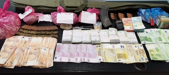 Θεσσαλονίκη: Τους έπιασαν με ναρκωτικά, όπλο και ασύρματο συντονισμένο στη συχνότητα της αστυνομίας