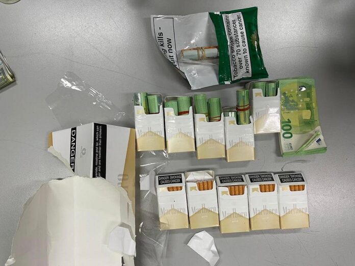 ΑΑΔΕ: Ο Μπαρτ εντόπισε 30.000 ευρώ κρυμμένα σε πακέτα τσιγάρων