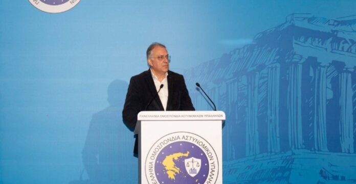 Θεοδωρικάκος: «Στηρίζω τον Έλληνα αστυνομικό στα νόμιμα πλαίσια γιατί εργάζεται σκληρά για την ασφάλεια των πολιτών»