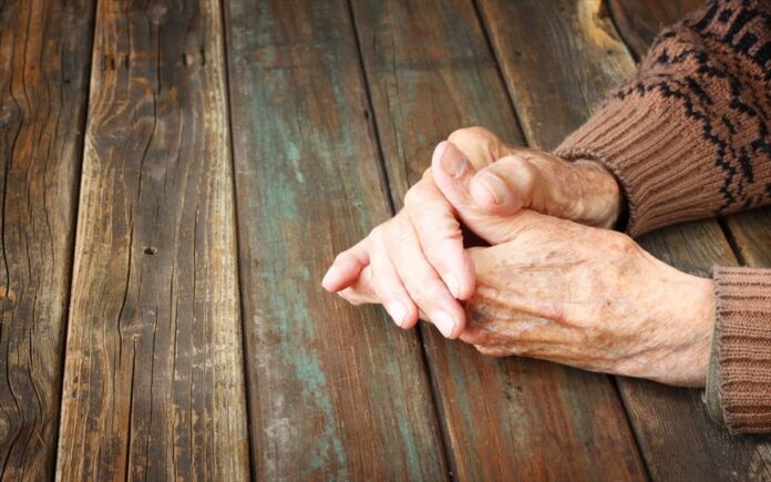 Θεσσαλονίκη: “Ξάφριζαν” ηλικιωμένους με τη μέθοδο του εναγκαλισμού και της παροχής βοήθειας