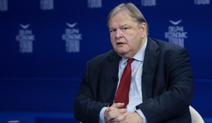 Βενιζέλος για τις εξελίξεις στο ΚΙΝΑΛ: «Για να κάνει κάποιος πολιτική, πρέπει να διατηρεί τη σοβαρότητά του»