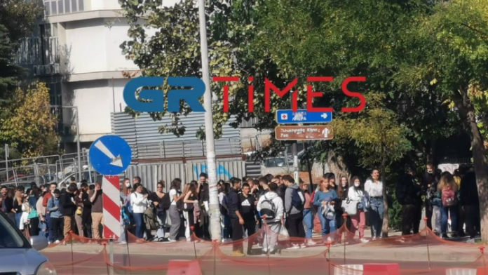 Φοιτητές σχηματίζουν ατελείωτες ουρές για μια μερίδα φαγητό στο ΑΠΘ – (ΦΩΤΟ)