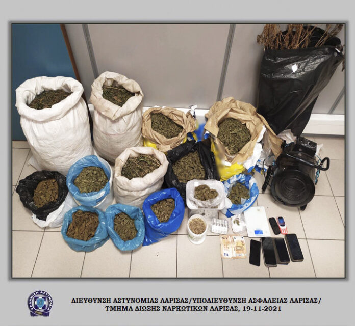 Λάρισα: Συνέλαβαν 5 άτομα με κάνναβη και χάπια