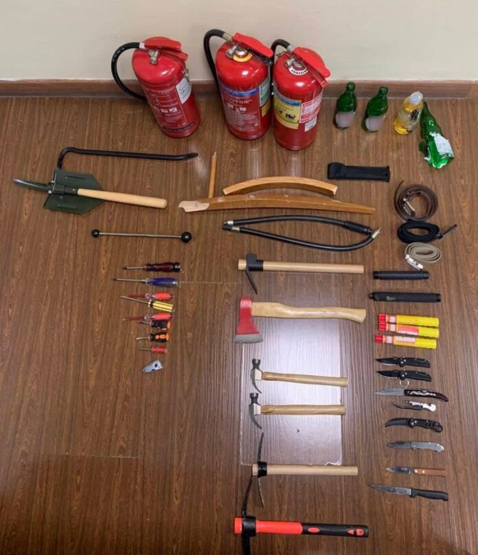 Μαρούσι: Με κατσαβίδια, τσεκούρια, σφυριά και αξίνες «πιάστηκαν» οι 57 οπαδοί