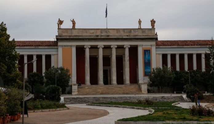 Συγκλονίζει ο φύλακας του Αρχαιολογικού Μουσείου για το εγκαταλειμμένο βρέφος: «Το άφησαν πίσω από τους φοίνικες»