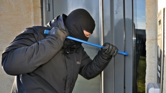 Τσάκωσαν τον διαρρήκτη δύο επιχειρήσεων και τριών οχημάτων