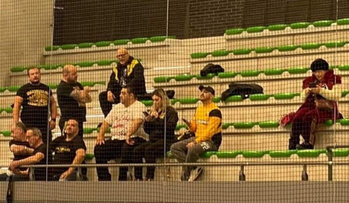 Σοκ: Άνανδρη επίθεση 100 οπαδών της Σπόρτινγκ με πέτρες και μαχαίρια σε 15 φίλους της ΑΕΚ στη Λισαβόνα!