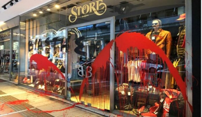 Αναρχικοί πέταξαν μπογιές στα μαγαζιά «κακοποιητή-βιαστή» στον Βύρωνα και το Παγκράτι (ΦΩΤΟ)