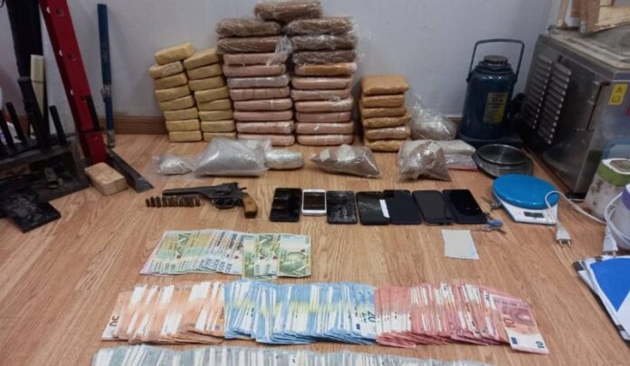 Συνέλαβαν τρία άτομα για διακίνηση μεγάλων ποσοτήτων ηρωίνης – Είχαν μέχρι και φορτηγό! (ΦΩΤΟ)