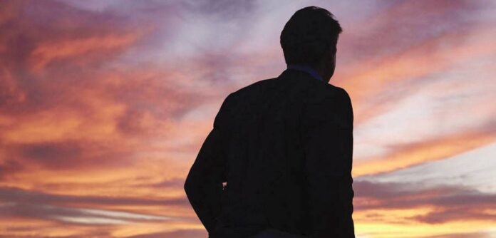 Όλοι απέναντι, περιμένοντας να τον… μαυρίσουν (μαζί τους κι ο Κουμπάρος;)