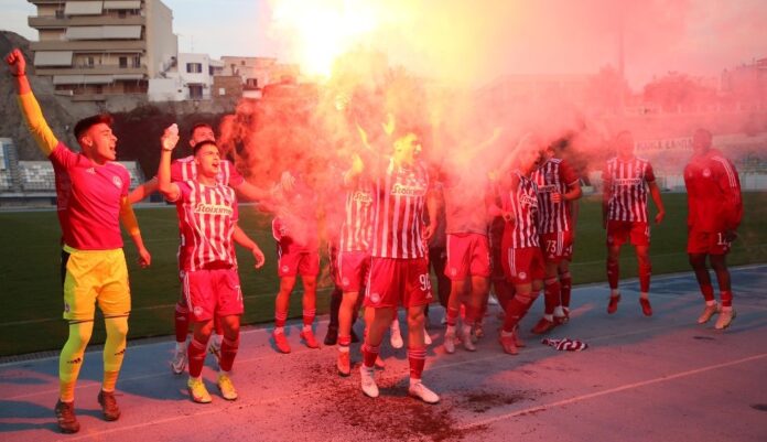 Super League 2: Με καπνογόνα γιόρτασαν οι παίκτες του Ολυμπιακού Β τη νίκη επί του ΠΑΟΚ Β