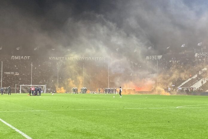 Διακοπή του αγώνα ΠΑΟΚ – Άρης – Επεισόδια μπροστά στη θύρα 4