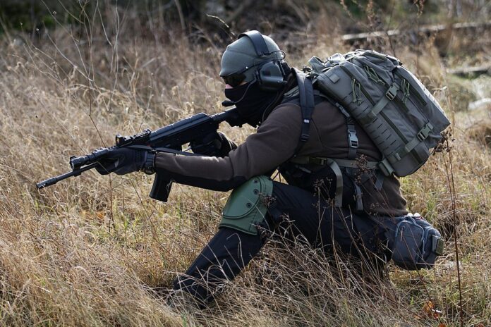 Συνελήφθη Έλληνας στρατιωτικός που έστελνε δέματα με οπλισμό στις ΗΠΑ