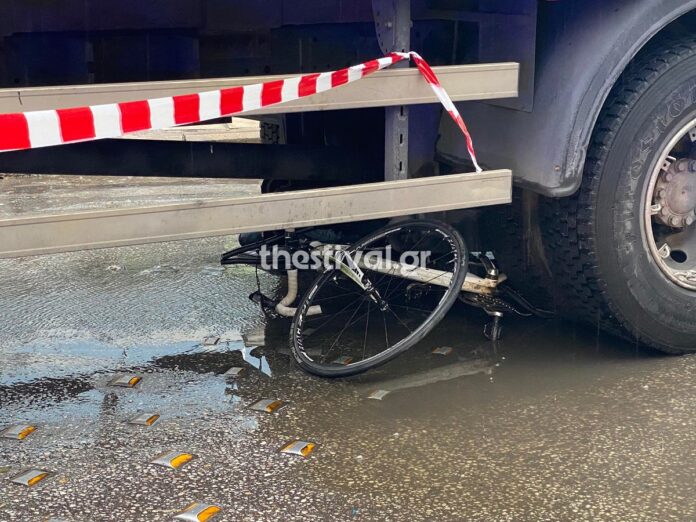 Τραγωδία στη Θεσσαλονίκη: Νεκρή ποδηλάτισσα που παρασύρθηκε από φορτηγό (video-φωτο)