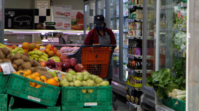 Ακρίβεια: Μεταξύ “σφύρας και άκμονος” η κυβέρνηση αναζητεί διέξοδο – Το μπαλάκι ευθυνών και οι νέες παροχές