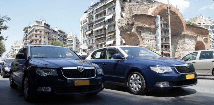 Θεσσαλονίκη: Οδηγός ταξί με πελάτη “πιάστηκαν” στα χέρια για τη μάσκα και το αντίτιμο