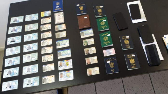 Εξαρθρώθηκε κύκλωμα που διακινούσε μετανάστες αεροπορικώς με πλαστά ταξιδιωτικά έγγραφα