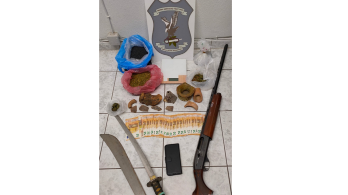Χαλκιδική: Αρχαία, ναρκωτικά και όπλα σε σπίτι