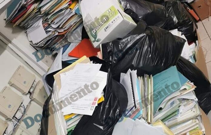 Τριτοκοσμικές εικόνες στο Ειρηνοδικείο Καλλιθέας: Έγγραφα σε σακούλες σκουπιδιών