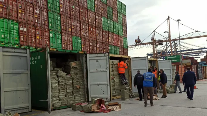 Κοντέινερ με 10 εκατ. λαθραία τσιγάρα εντοπίστηκαν στον Πειραιά-(ΦΩΤΟ)