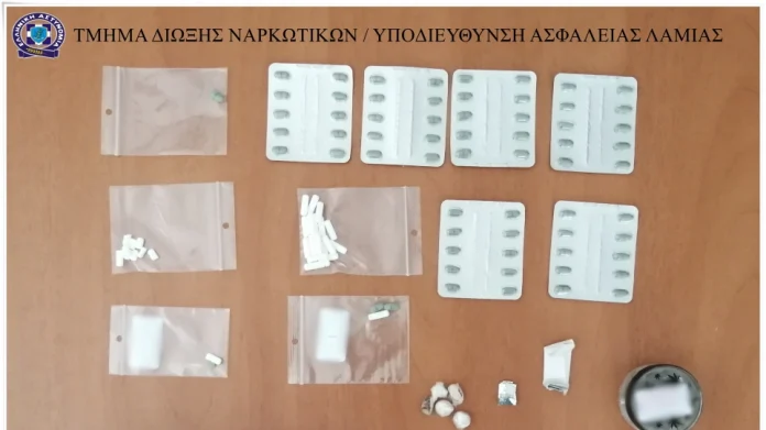 Οπλισμένοι με σουγιάδες διακινούσαν ηρωίνη και χάπια