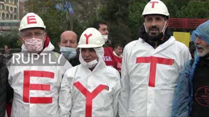 Τουρκία: Βγήκαν στους δρόμους οι υγειονομικοί για αυξήσεις και καλύτερες συνθήκες εργασίας