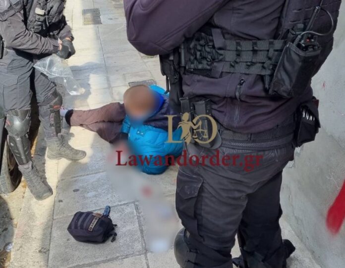 Κρατούμενος αποπειράθηκε να αποδράσει από τα δικαστήρια – Κινηματογραφική η σύλληψή του (ΦΩΤΟ)