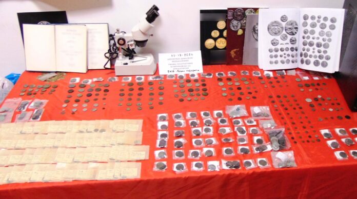 Σέρρες: Χειροπέδες σε πατέρα και κόρη για αρχαιοκαπηλία – Είχαν πάνω από 500 αρχαία νομίσματα (φωτο)