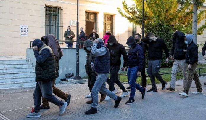 Παράνομες ελληνοποιήσεις: Στη φυλακή ο εγκέφαλος του κυκλώματος και ο διοικητής τμήματος ασφαλείας στη Δυτική Αττική