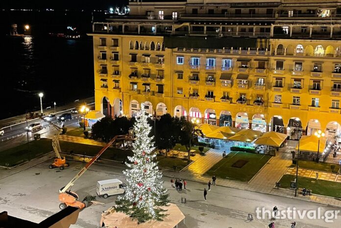 Θεσσαλονίκη: Άγνωστοι έλυσαν το έλατο στην Αριστοτέλους – Μήνυση κατέθεσε ο Δήμος