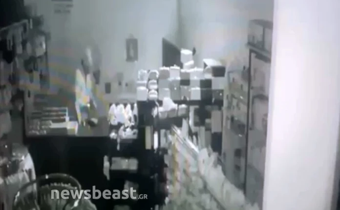 Διαρρήκτης με σκούφο και μάσκα αδειάζει ταμείο στο Μαρκόπουλο – Καρέ καρέ η δράση του – (VIDEO)