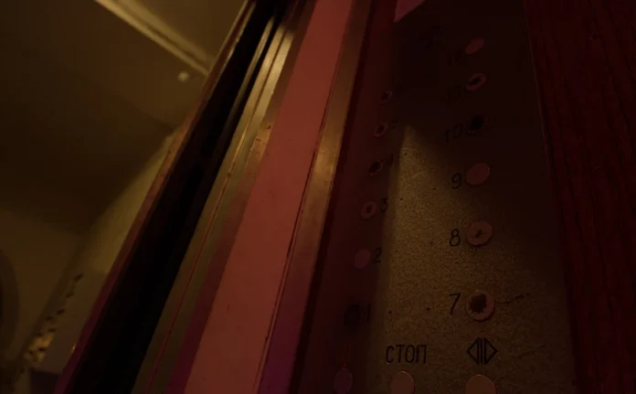 Τρόμος για 76χρονη σε ασανσέρ στον Βύρωνα – Άνδρας με μάσκα της επιτέθηκε μόλις έκλεισε η πόρτα