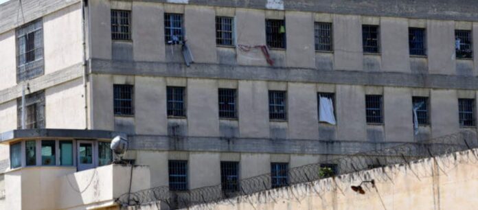 Τρανς κρατούμενες μεταφέρονται για πρώτη φόρα σε γυναικείες φυλακές