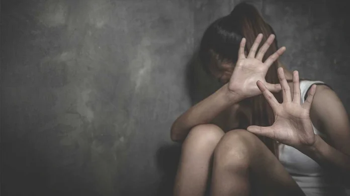 «Τον παρακαλούσα να με αφήσει, αλλά συνέχιζε να με χτυπά με μανία» λέει η 17χρονη από την Έδεσσα