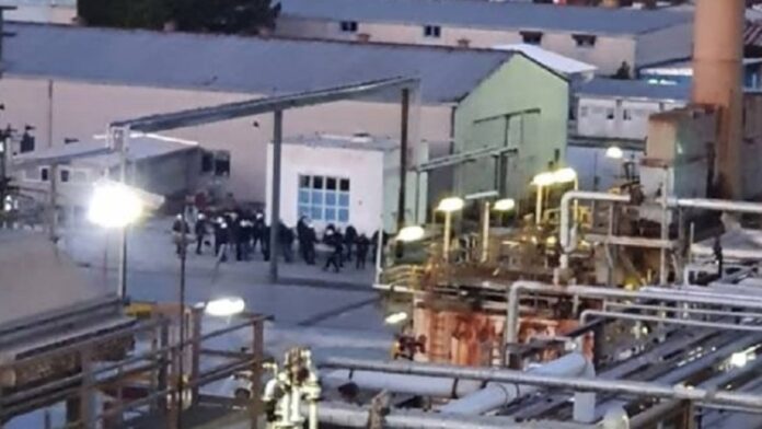 Καβάλα: Με την επέμβαση της αστυνομίας έληξε η κατάληψη στις εγκαταστάσεις πετρελαίου