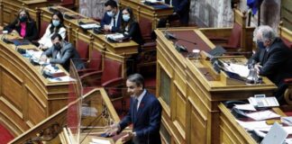 Ένταση Μητσοτάκη με Πολάκη: «Δεν συνομιλώ με αντιεμβολιαστές!»