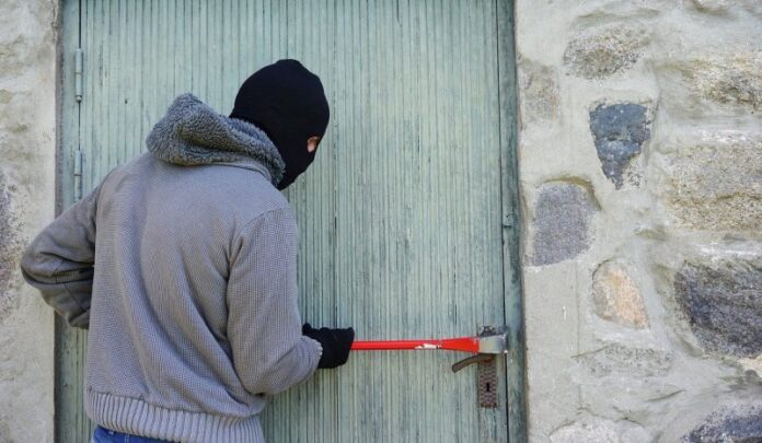 Διέρρηξε δυο σπίτια των γονιών του για να πληρώσει εκβιαστές!