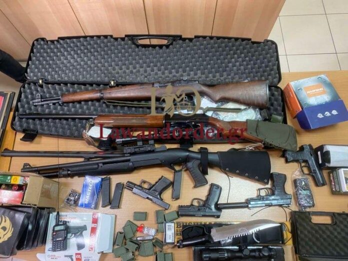 Σύλληψη συνταξιούχου λιμενικού με «μίνι» οπλοστάσιο στο Θέρμο (ΦΩΤΟ)